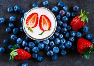 Черника и клубника в йогурте
