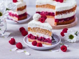 Торт с малиной и кокосом