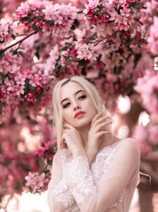 Яблоня и девушка