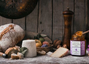 Сыр и домашний хлеб