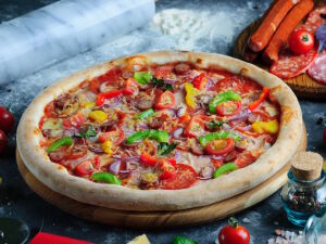 Пицца с колбаской и перчиками