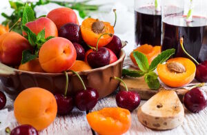 Сочные ягоды и фрукты