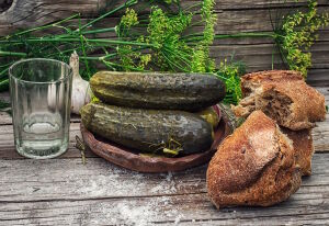 Соленые огурцы и хлеб