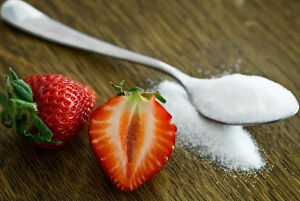 Клубника и сахар