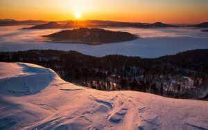 Из снежной горы