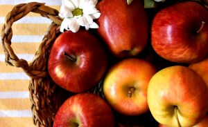 Красные яблочки в корзине