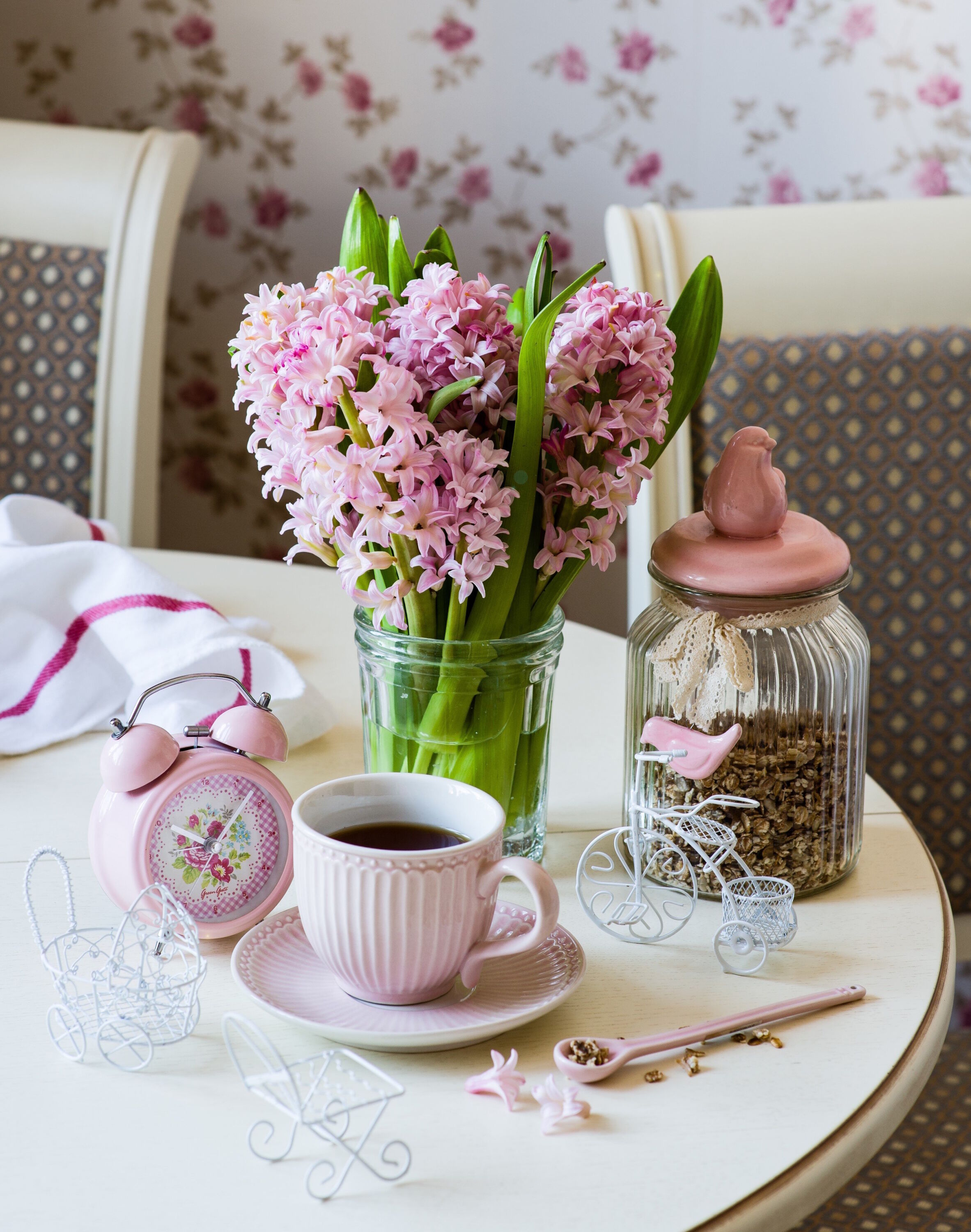 Гиацинты и чашка