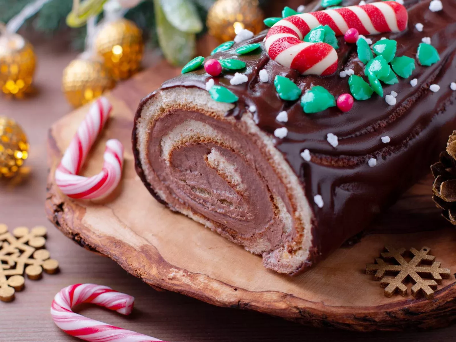 Шоколадный сладкий рулет