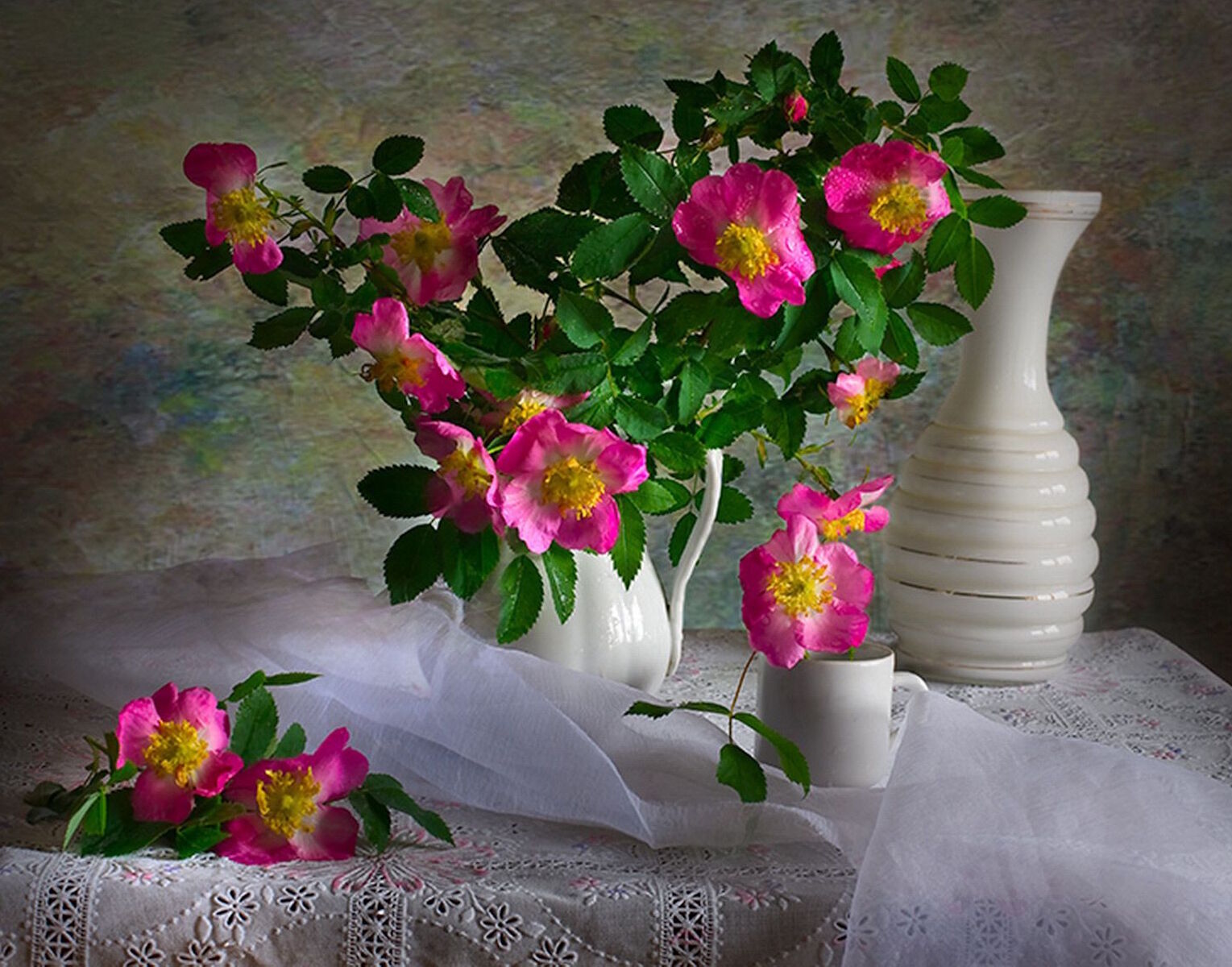 Шиповник и вазы