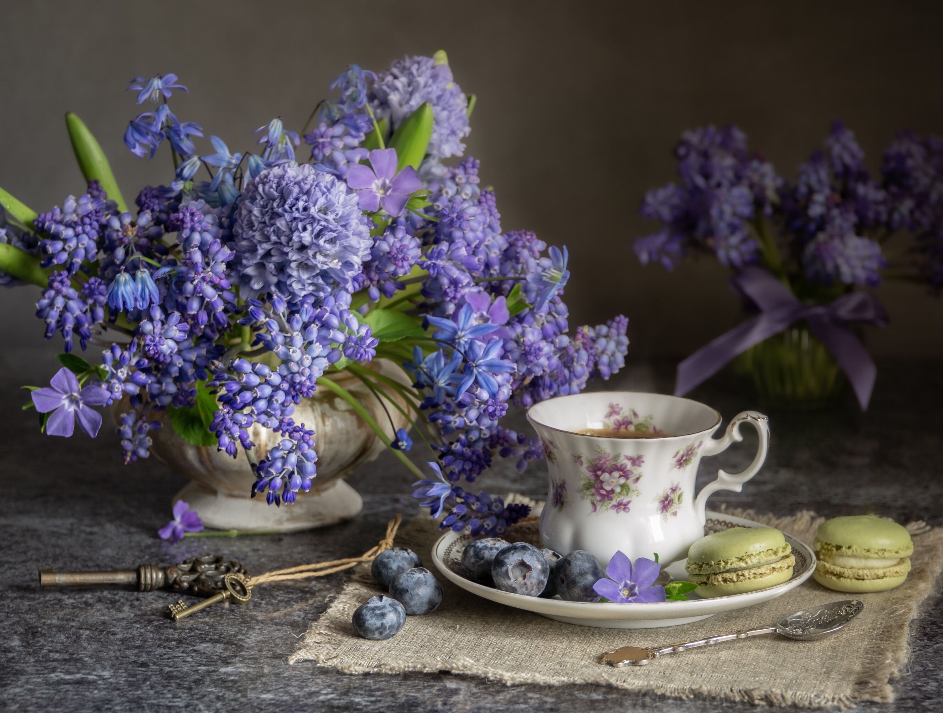 Сиреневые цветы и макаруны