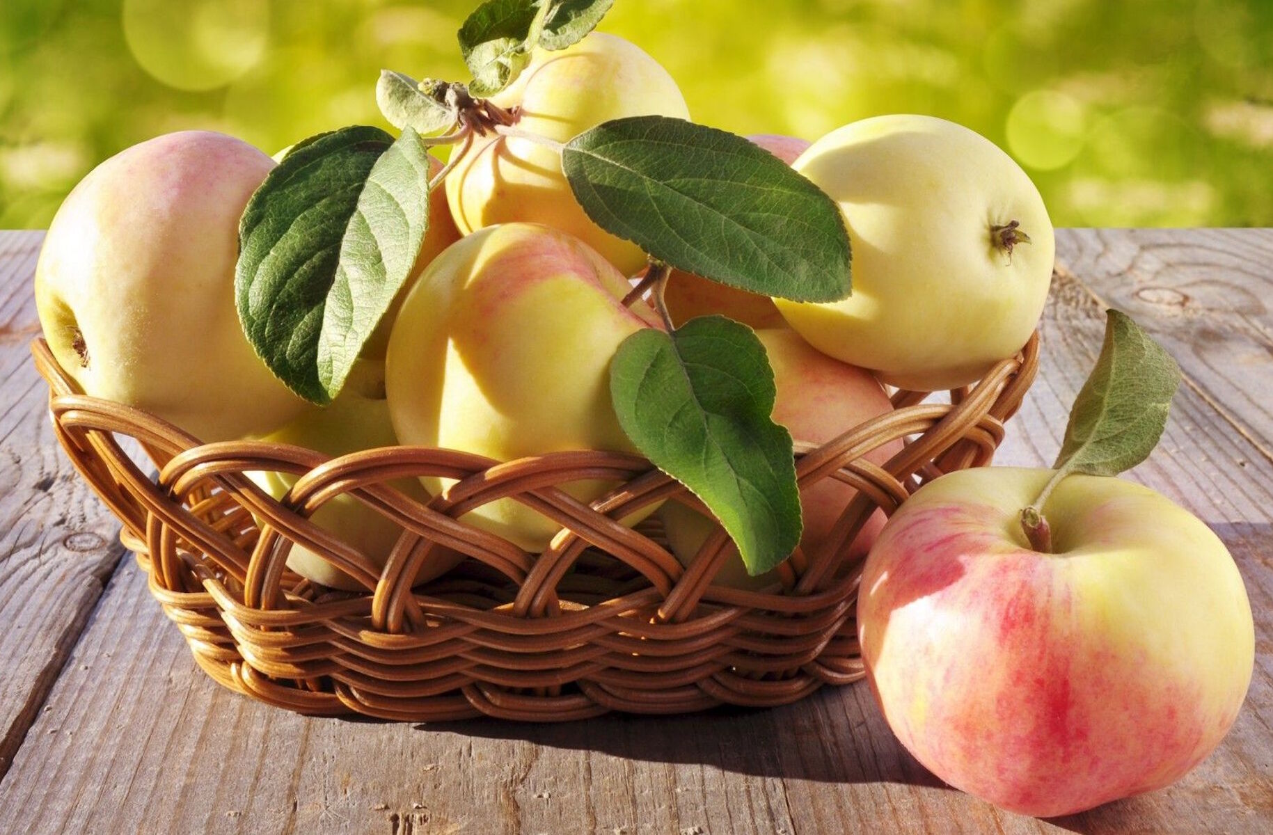 Светлые яблочки в корзинке