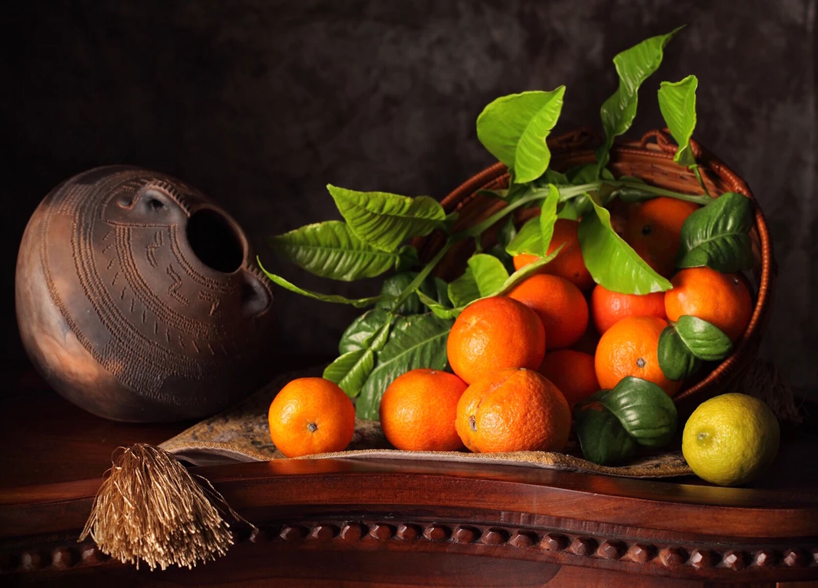 Мандаринки и кувшин