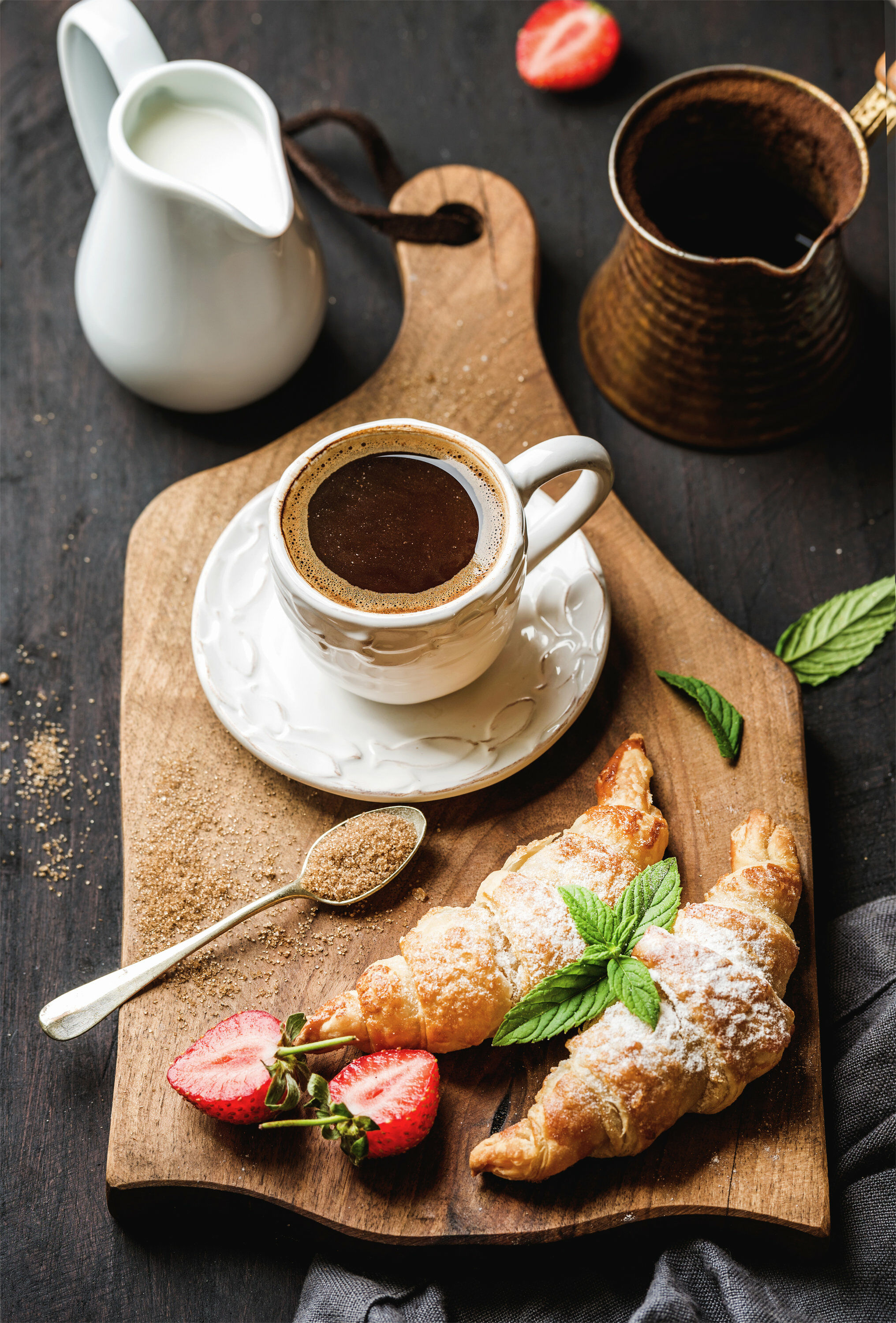Кофе и круассаны с клубникой