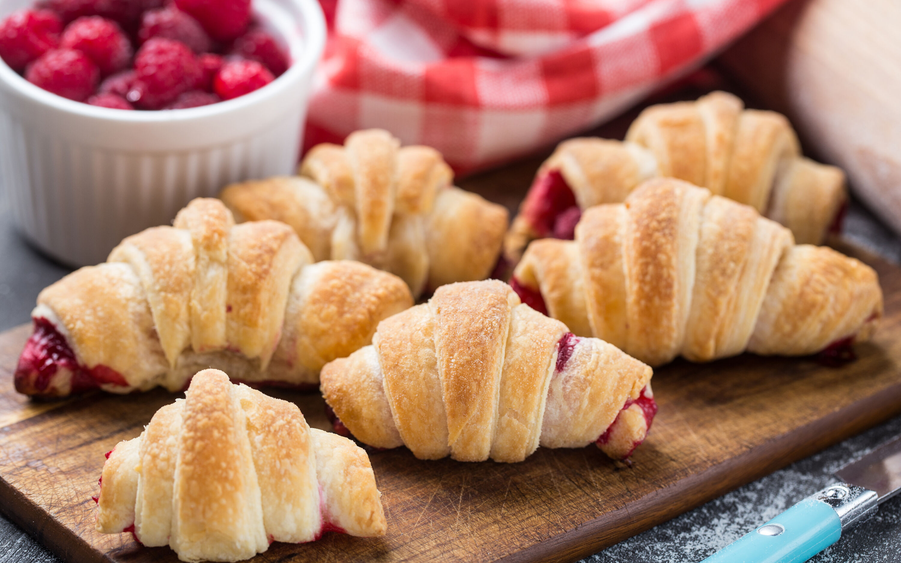 Круассаны с малиновым вареньем