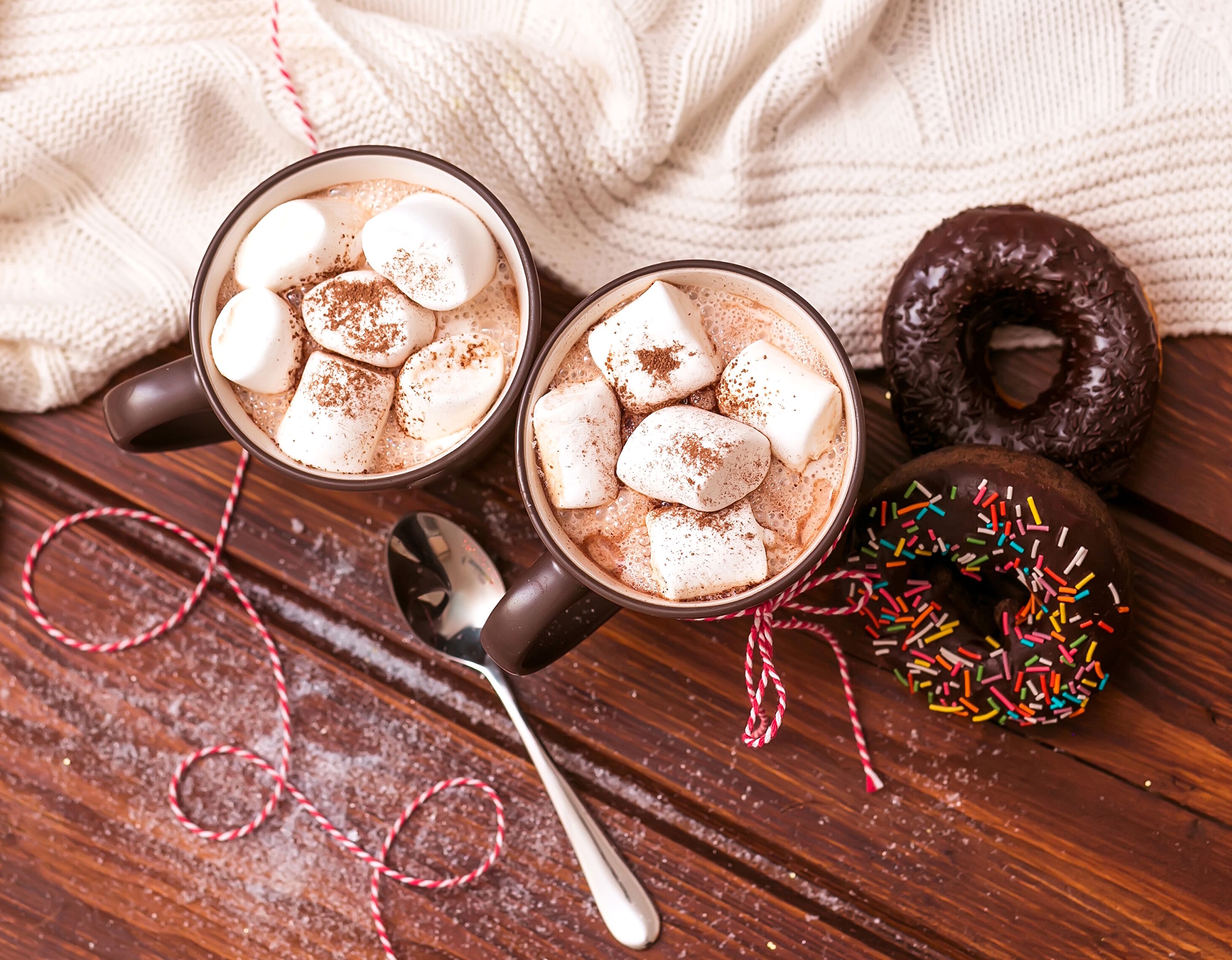 Какао и пончики