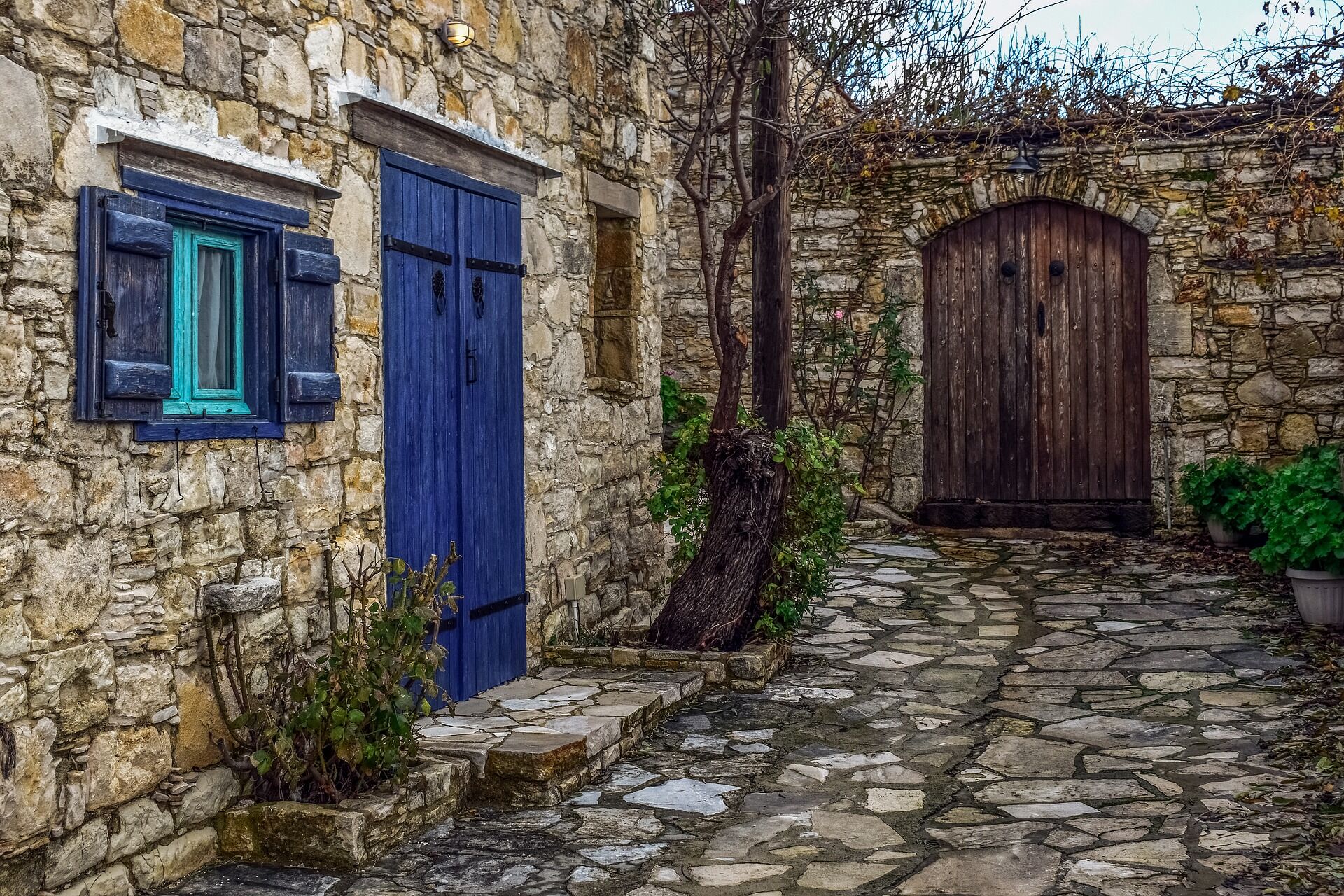 Синяя дверь в доме
