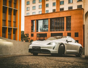 Белый Porsche Taycan