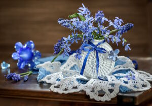 Синие цветочки в необычной вазе