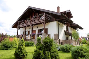 Домик и елочки