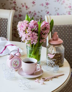 Гиацинты и чашка