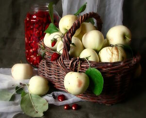 Яблоки и земляника