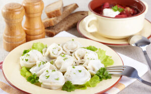 Пельмени и борщ на столе