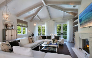 Большой белый диван