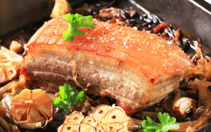 Грудинка с чесноком