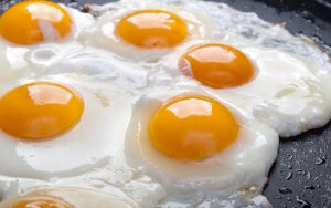 Глазунья в сковородке