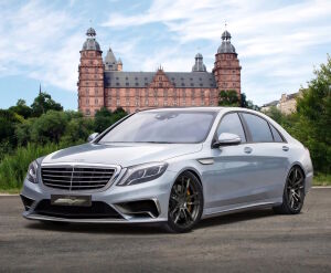 Mercedes Benz на фоне замка