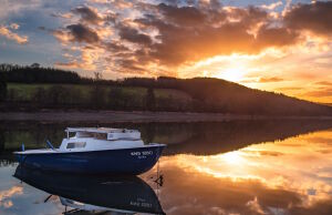 Катер на закате
