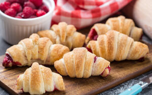 Круассаны с малиновым вареньем
