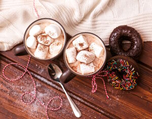 Какао и пончики