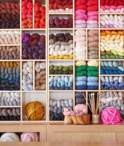 Пряжа на полках