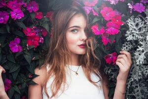 Девушка в цветной стене