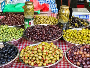 Оливки на прилавке