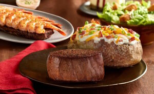 Мясо и креветки на хлебе