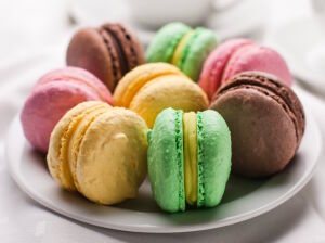 Пирожные макаронс в тарелке