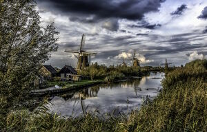 Пейзаж с мельницами