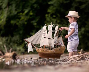 Мальчик с корабликом