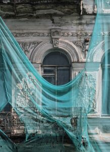 Окно за сеткой