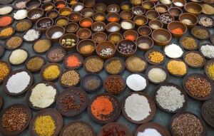 Специи по блюдечкам