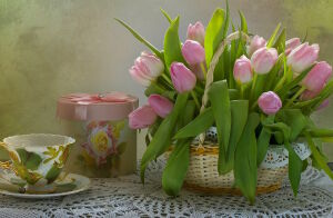 Тюльпаны с подарком