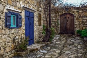 Синяя дверь в доме