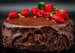 Шоколадный торт и малинка