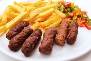 Колбаски и картошка фри