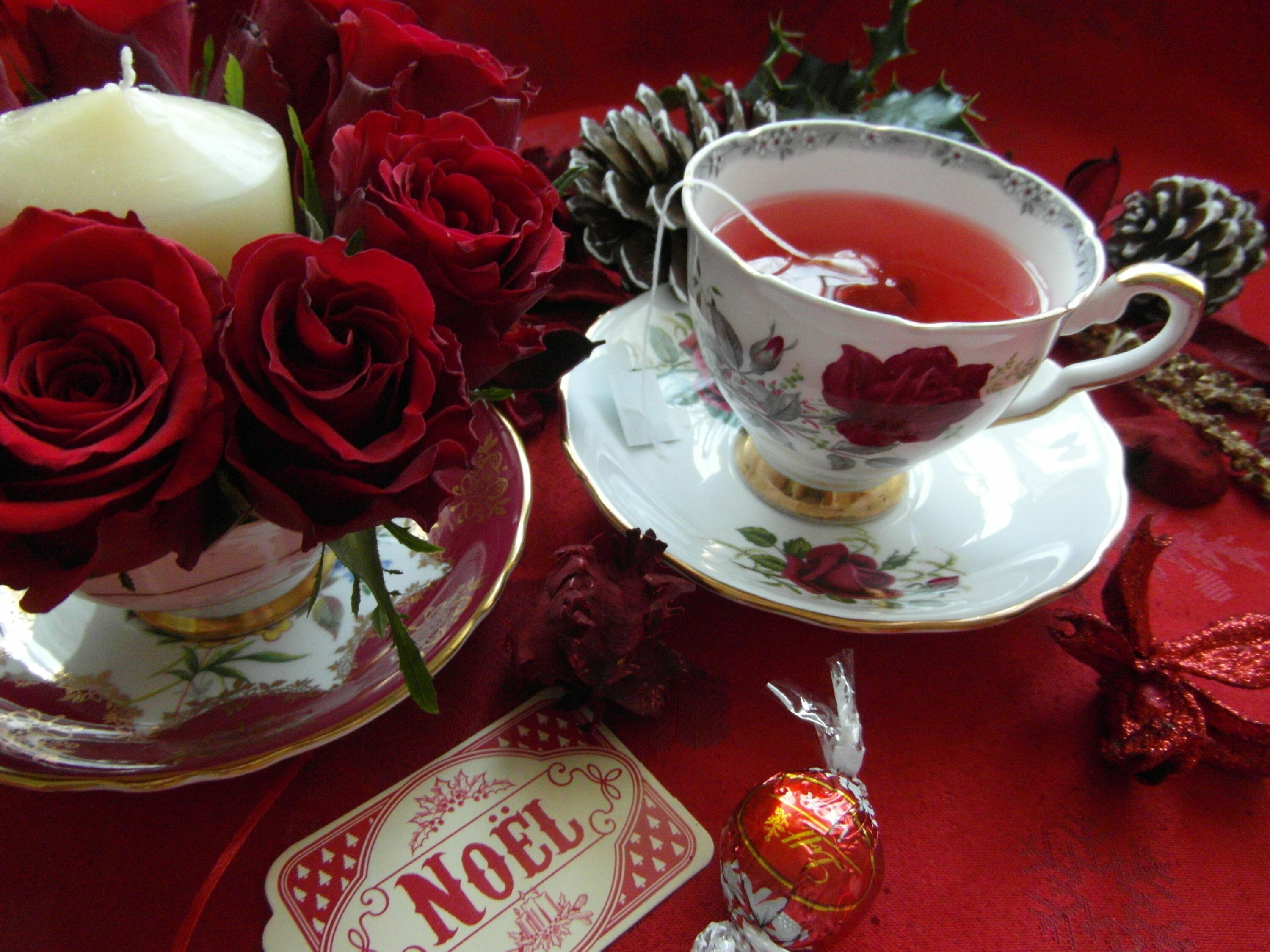 Красный чай и розы