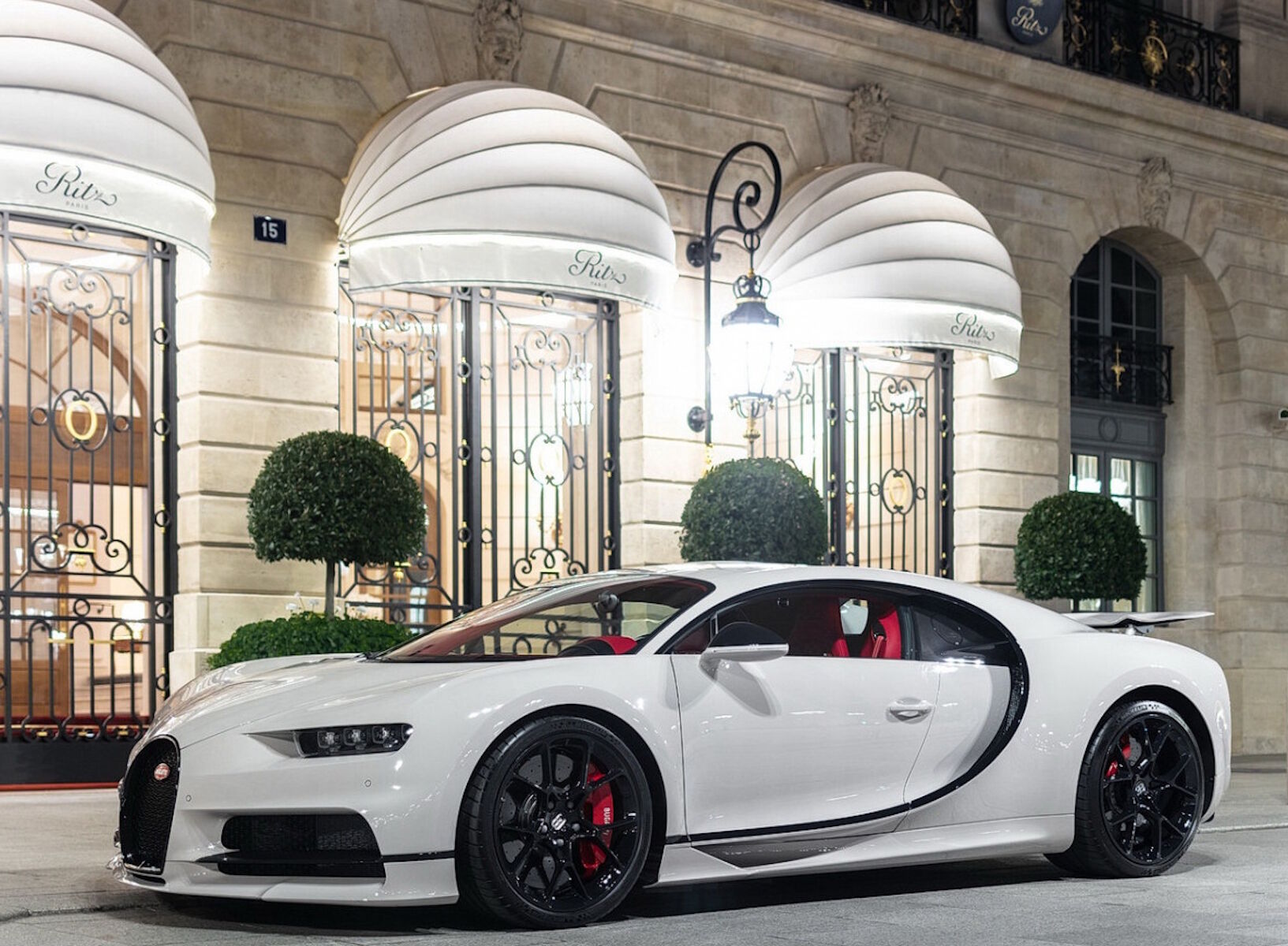 Bugatti Chiron у кафе