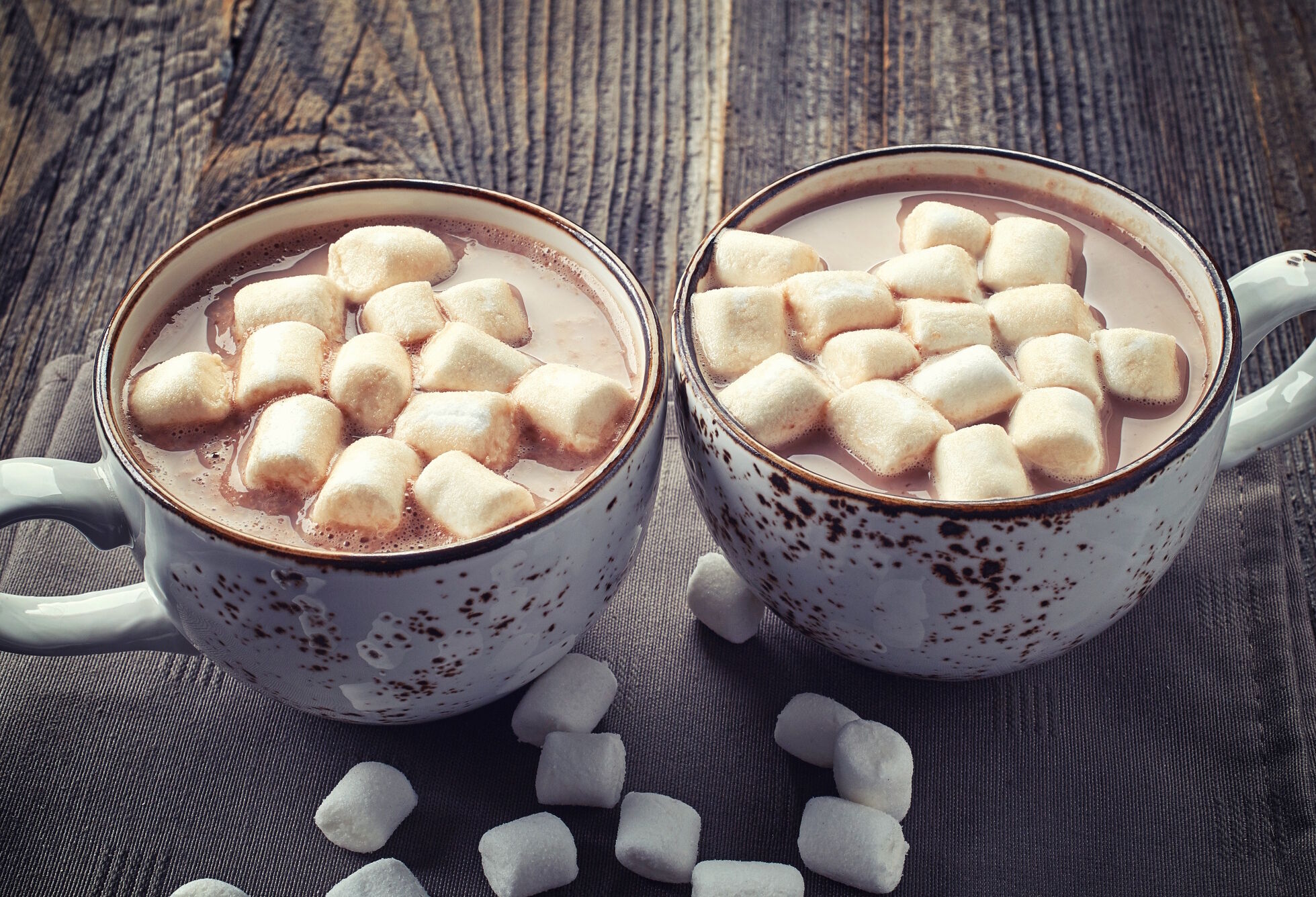 Какао с маршмеллоу в чашках