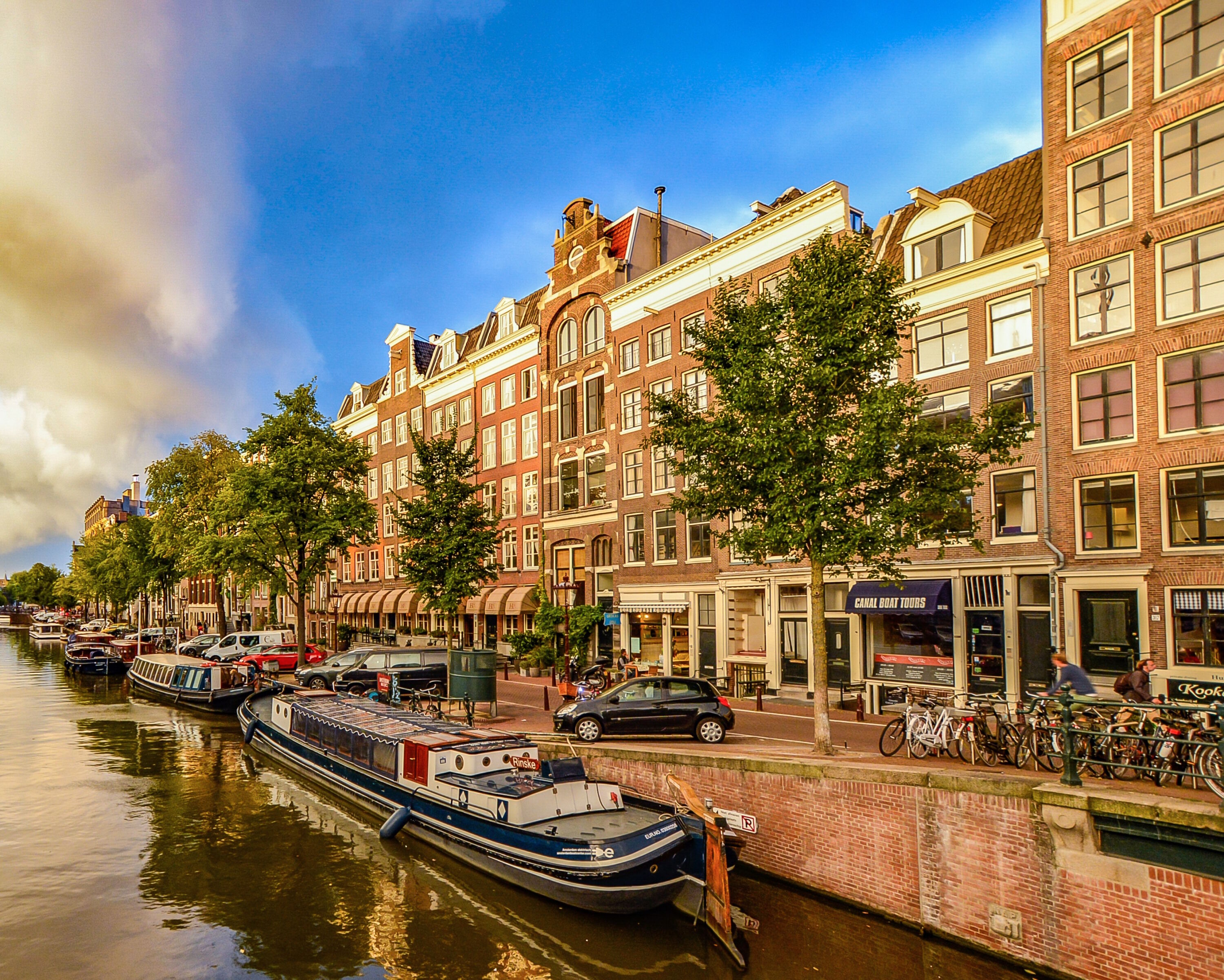 Водный канал в Амстердаме